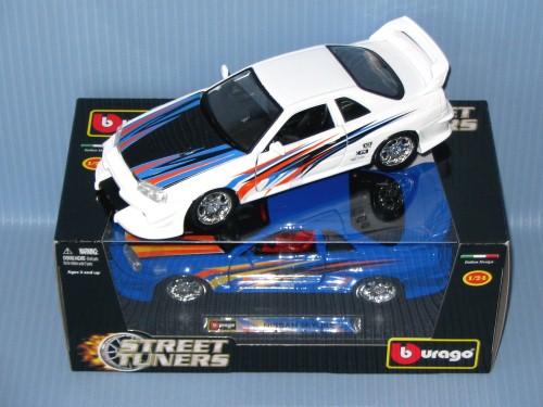 Burago<br>1:24 STREET TUNER - NISSAN SKKLINE R34 GT-R