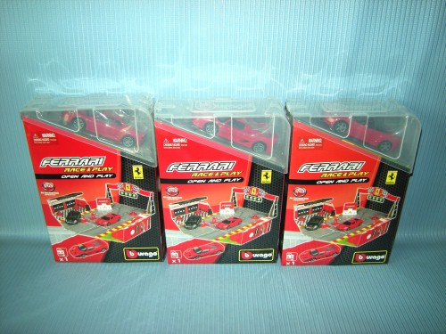 Burago<br>1:43 FERRARI OPEN & PLAYSET ASST
