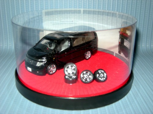 Hotworks<br>1:64 NISSAN ELGRAND HIGH WAY STAR - BLACK