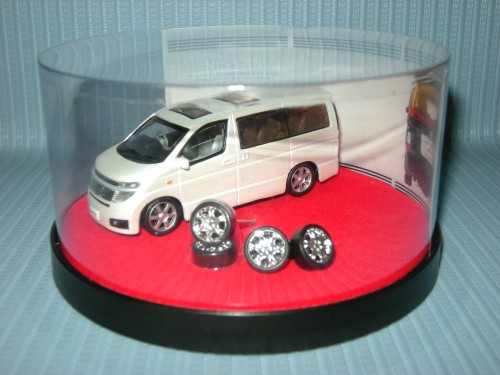   1:64 NISSAN ELGRAND HIGH WAY STAR - WHITE