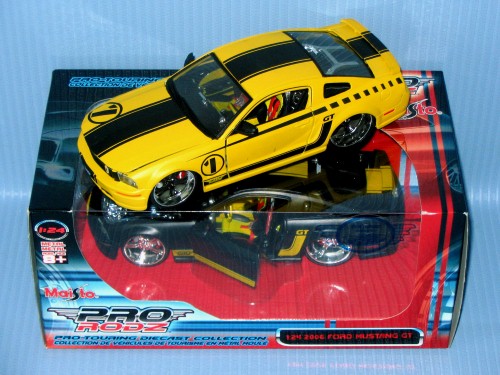 Maisto<br>1:24 PR 2006 FORD MUSTANG