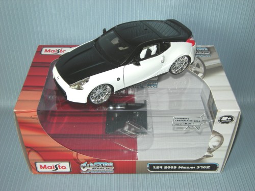 Maisto<br>1:24 2009 NISSAN 3702