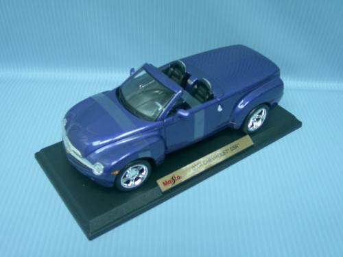   1:18 2004 CHEVROLET SSR