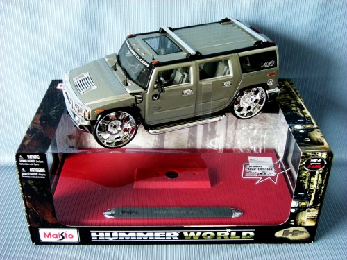 Maisto<br>1:18 P.E - HUMMER H2 SUV 