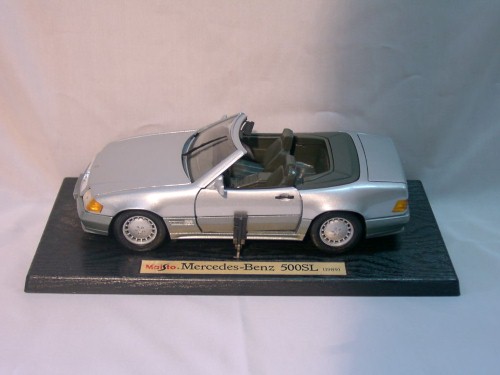 Maisto<br>1:18 MERCEDES BENZ 500SL